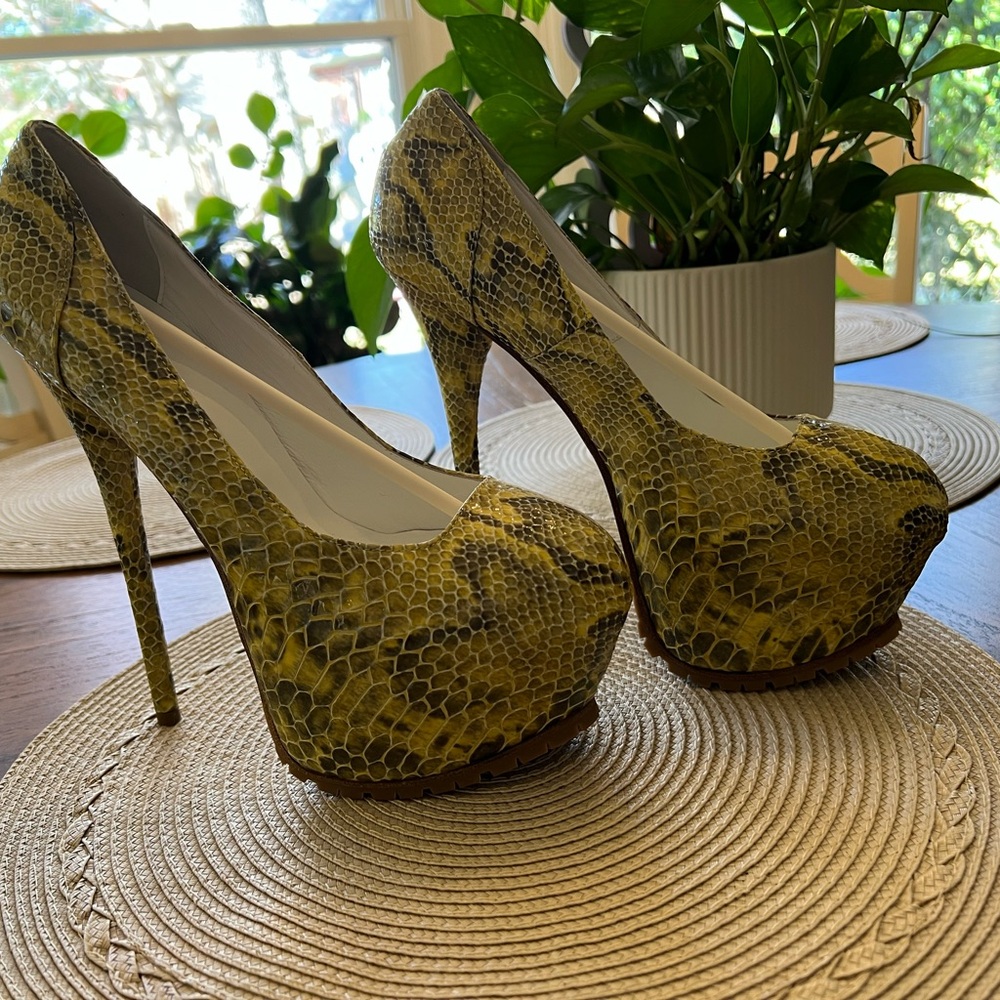 REAL ITALIAN LEATHER—1969 Vero Cuoio Yellow Snake Print Platform Heels